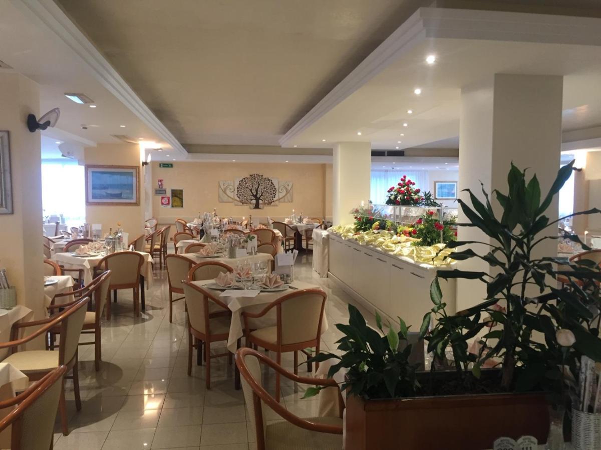 Hotel Conca Verde Линяно Сабиадоро Екстериор снимка