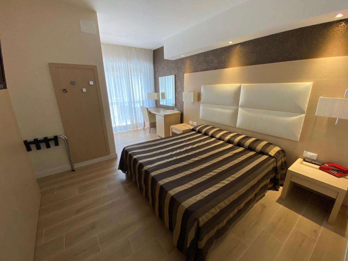 Hotel Conca Verde Линяно Сабиадоро Екстериор снимка