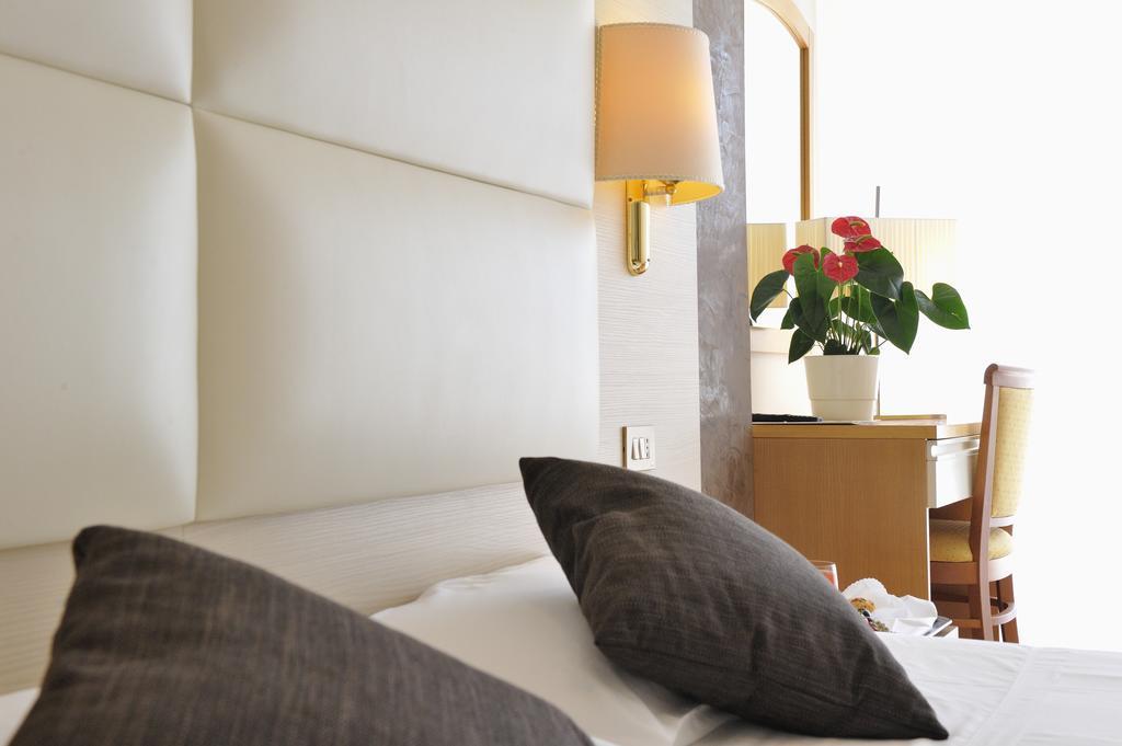 Hotel Conca Verde Линяно Сабиадоро Стая снимка
