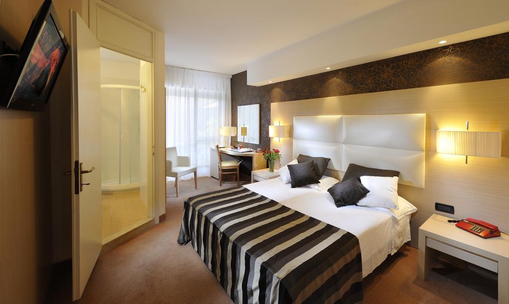 Hotel Conca Verde Линяно Сабиадоро Стая снимка