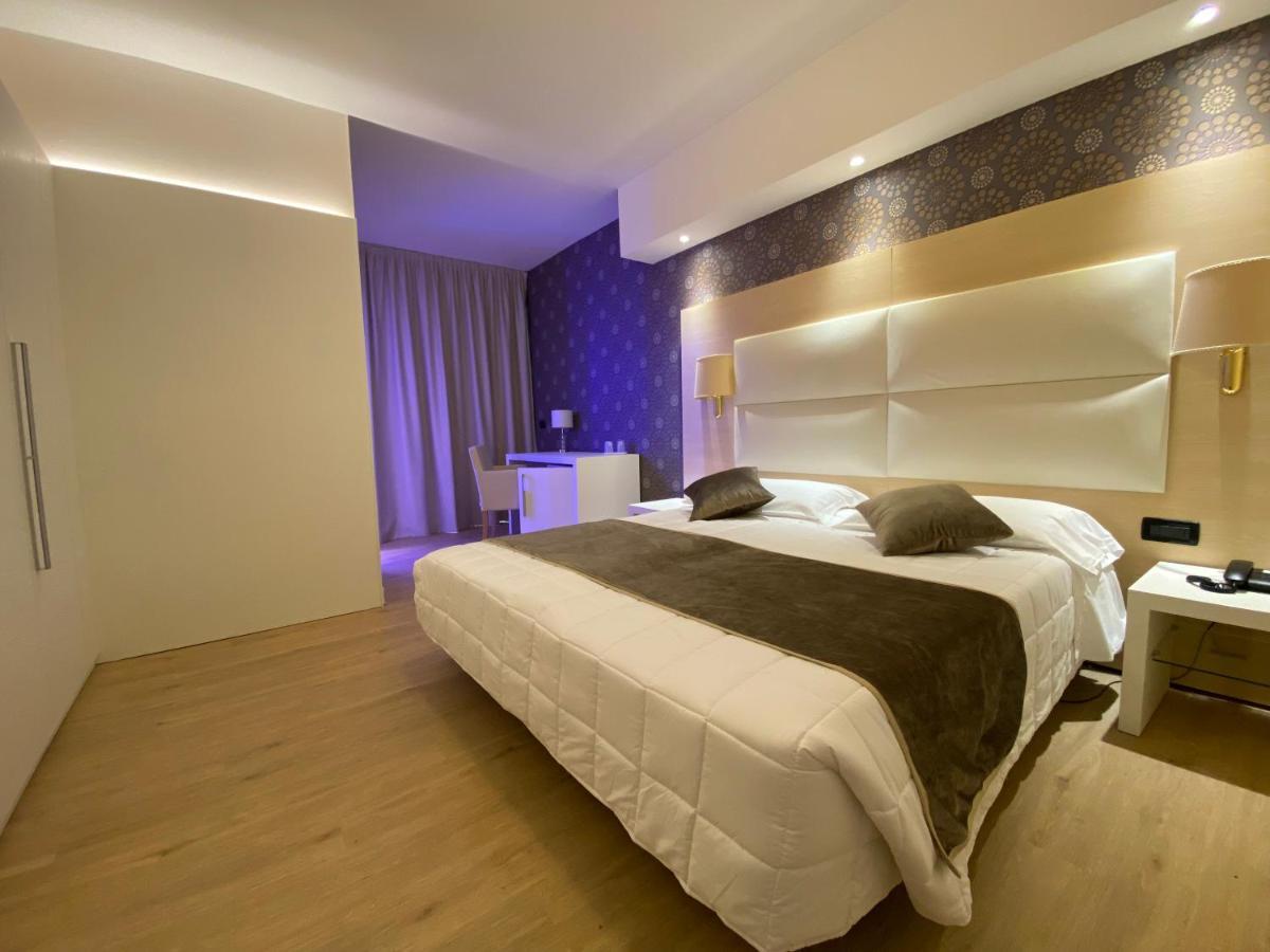 Hotel Conca Verde Линяно Сабиадоро Екстериор снимка