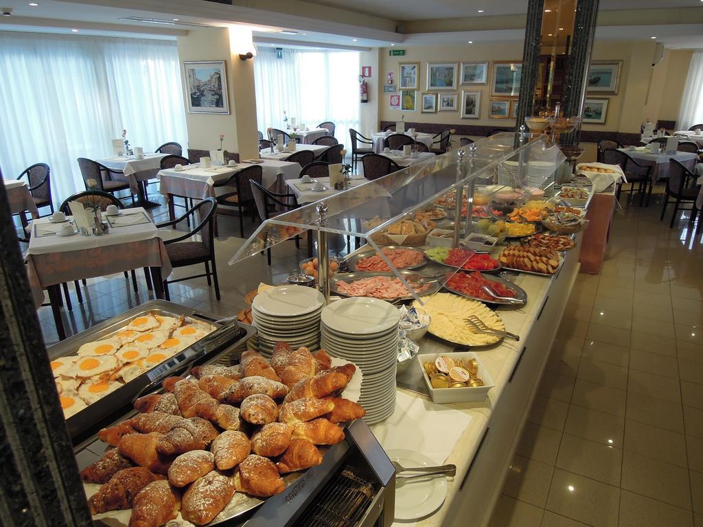 Hotel Conca Verde Линяно Сабиадоро Екстериор снимка