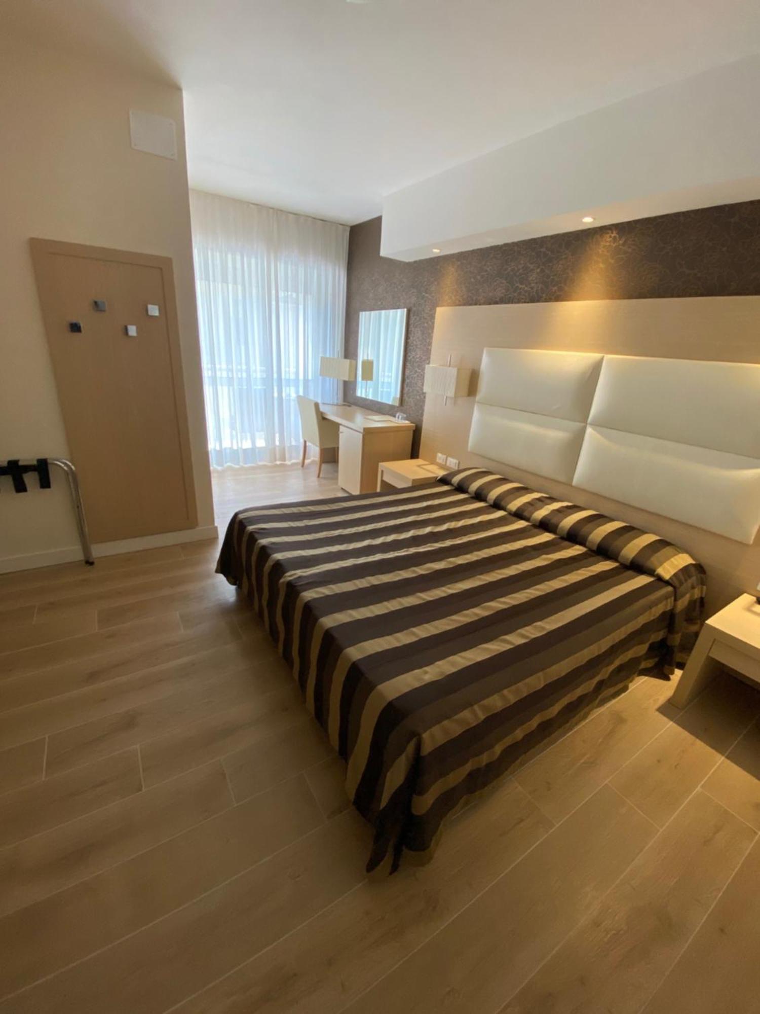 Hotel Conca Verde Линяно Сабиадоро Екстериор снимка