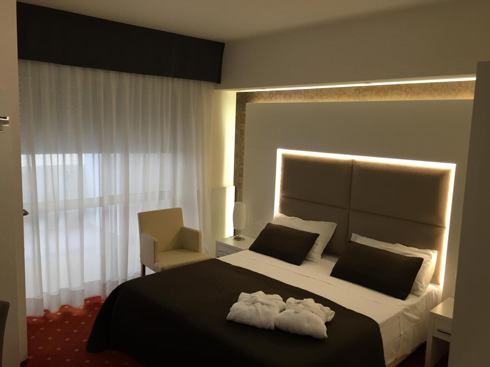 Hotel Conca Verde Линяно Сабиадоро Екстериор снимка